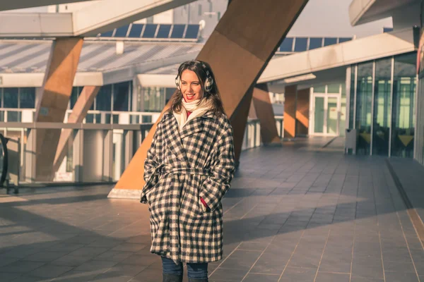 Beautiful young brunette posing in the city streets — Stock Photo, Image