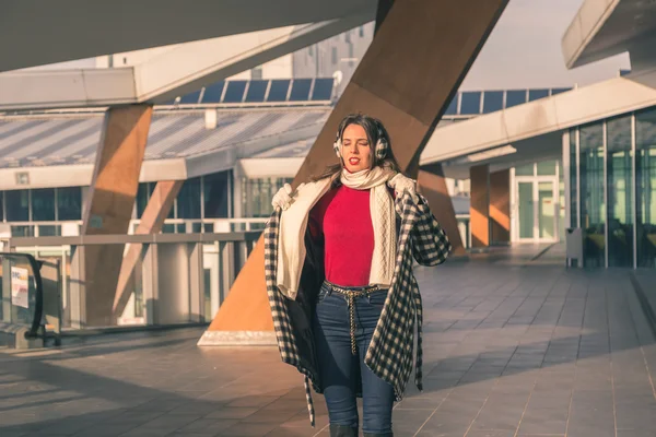 Beautiful young brunette posing in the city streets — Stock Photo, Image