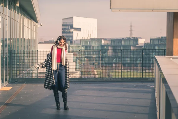 Belle jeune brune posant dans les rues de la ville — Photo