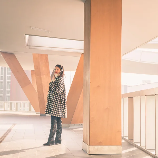 Beautiful young brunette posing in the city streets — Stock Photo, Image