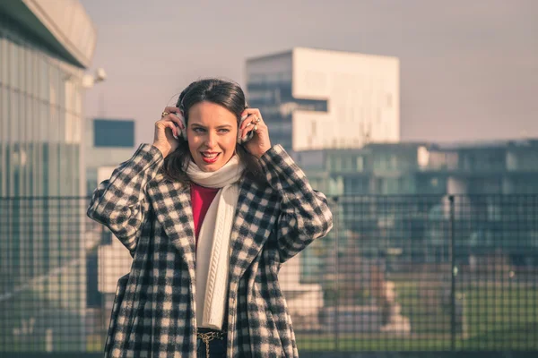 Beautiful young brunette posing in the city streets — Stock Photo, Image