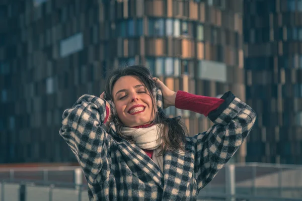 Beautiful young brunette posing in the city streets — Stock Photo, Image