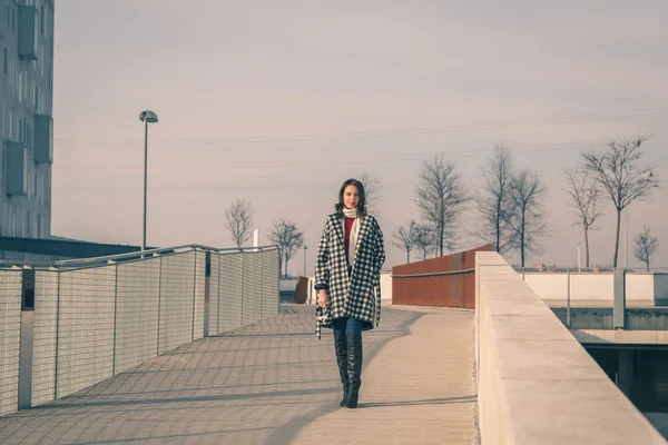 Beautiful young brunette posing in the city streets — Stock Photo, Image