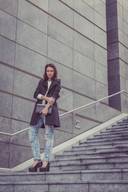 Güzel kız şehir sokaklarda poz