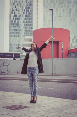 Güzel kız şehir sokaklarda poz