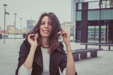 Güzel kız şehir sokaklarda poz