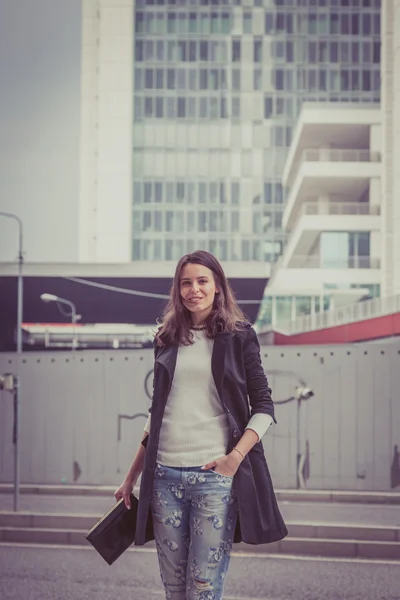 Chica bonita posando en las calles de la ciudad —  Fotos de Stock