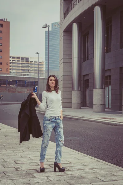 Chica bonita posando en las calles de la ciudad —  Fotos de Stock