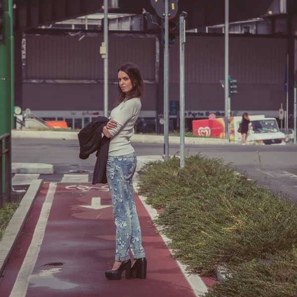 Chica bonita posando en las calles de la ciudad —  Fotos de Stock