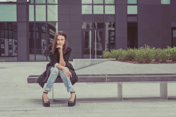 Mooi meisje poseren in de straten van de stad — Stockfoto