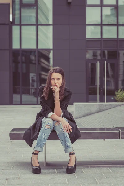 Pretty girl posing in the city streets — Stock Photo, Image