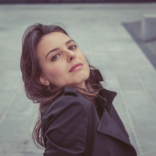 Bella ragazza in posa per le strade della città — Foto Stock