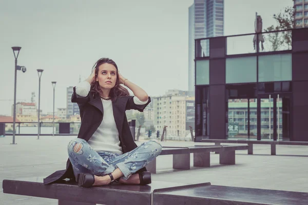 Bella ragazza in posa per le strade della città — Foto Stock