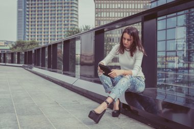 Güzel kız onun tablet ile çalışma