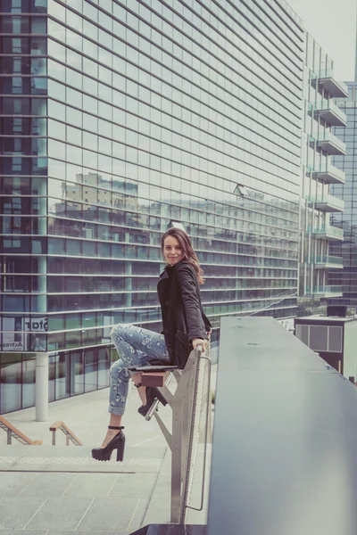 Chica bonita posando en las calles de la ciudad —  Fotos de Stock