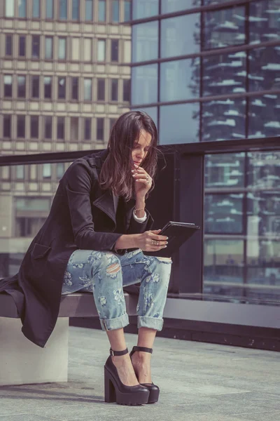 Mooi meisje werken met haar tablet — Stockfoto