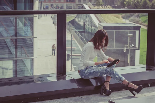 Chica bonita trabajando con su tableta — Foto de Stock