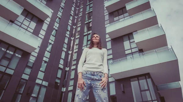 Chica bonita posando en las calles de la ciudad —  Fotos de Stock