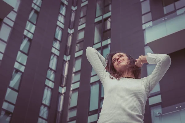 Pretty girl posing in the city streets — Stock Photo, Image