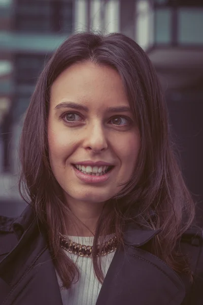 Menina bonita posando nas ruas da cidade — Fotografia de Stock