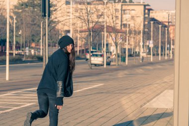 Şehir sokaklarını poz güzel genç kadın