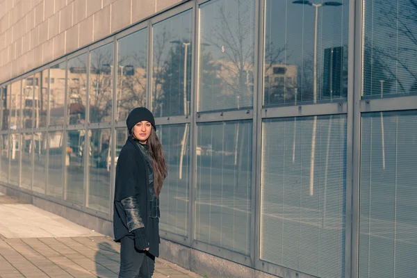 Belle jeune femme posant dans les rues de la ville — Photo