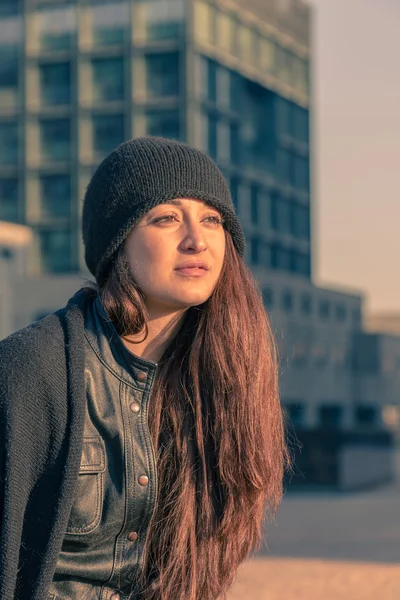 Beautiful young woman posing in the city streets — Stock Photo, Image