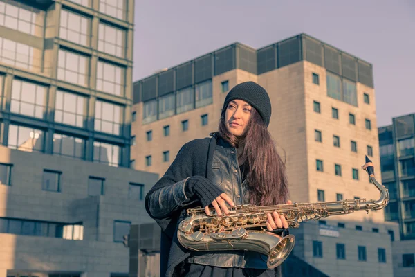 Piękna młoda kobieta z jej saksofon — Zdjęcie stockowe