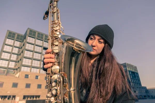 Mooie jonge vrouw met haar saxofoon — Stockfoto