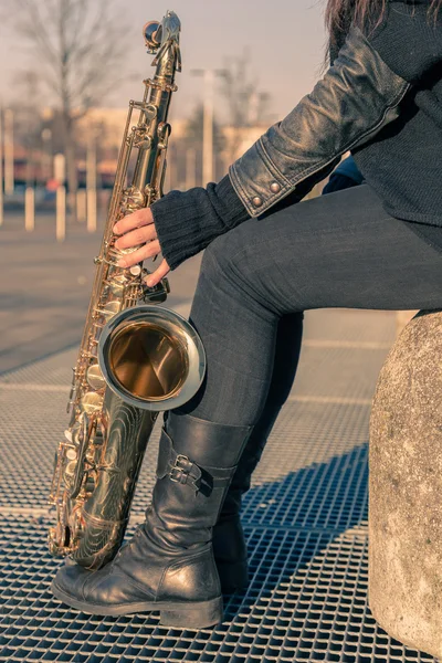 Detail of a young woman with her saxophone — Stock Photo, Image