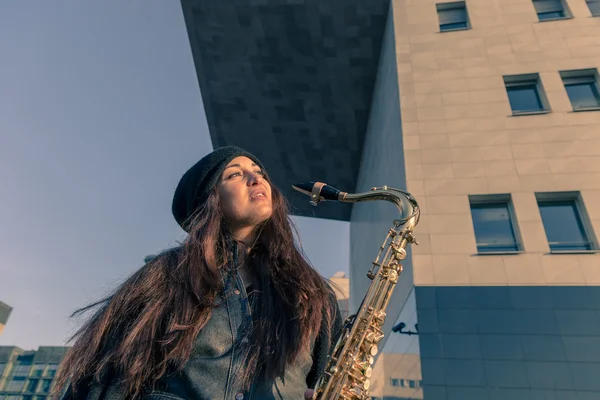 Beautiful young woman with her saxophone — Stock Photo, Image