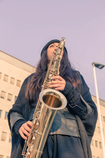 Krásná mladá žena hrající tenor saxofon — Stock fotografie