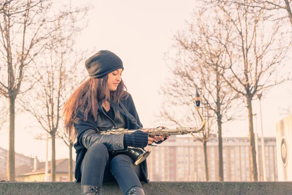 Schöne junge Frau mit ihrem Saxophon — Stockfoto