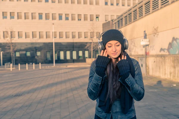 Bella giovane donna in posa per le strade della città — Foto Stock