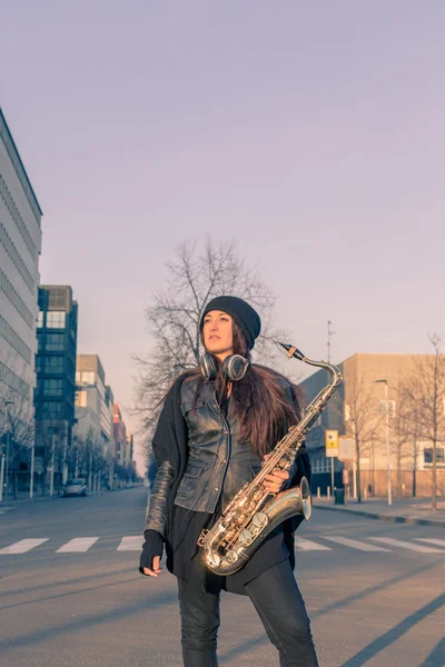 Beautiful young woman with her saxophone — Stock Photo, Image