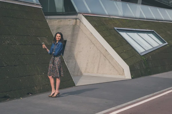 Bella ragazza in posa per le strade della città — Foto Stock