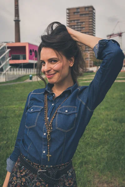 Pretty girl posing in the city streets — Stock Photo, Image