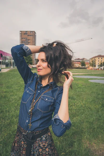 Chica bonita posando en las calles de la ciudad — Foto de Stock