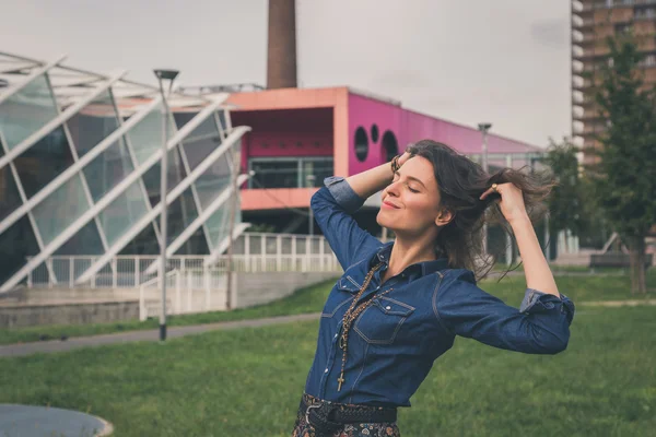 Jolie fille posant dans les rues de la ville — Photo