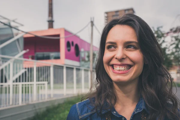 Pretty girl posing in the city streets — Stock Photo, Image