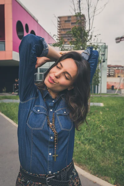 Bella ragazza in posa per le strade della città — Foto Stock