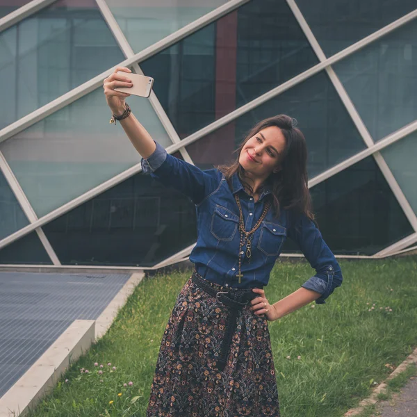 Bella ragazza che si fa un selfie per le strade della città — Foto Stock