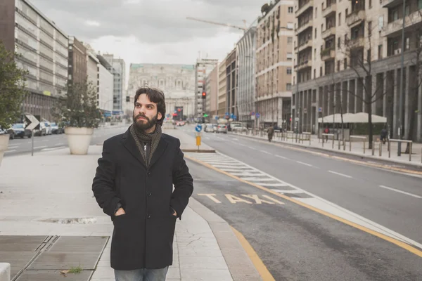 Joven hombre barbudo guapo posando en las calles de la ciudad — Foto de Stock