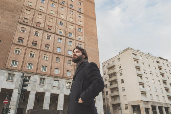 Joven hombre barbudo guapo posando en las calles de la ciudad — Foto de Stock