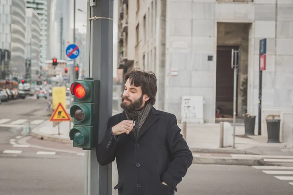 Joven hombre barbudo guapo posando en las calles de la ciudad — Foto de Stock