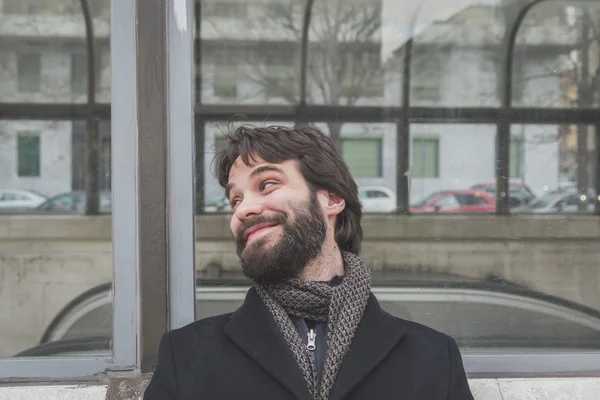 Junger schöner bärtiger Mann posiert in den Straßen der Stadt — Stockfoto