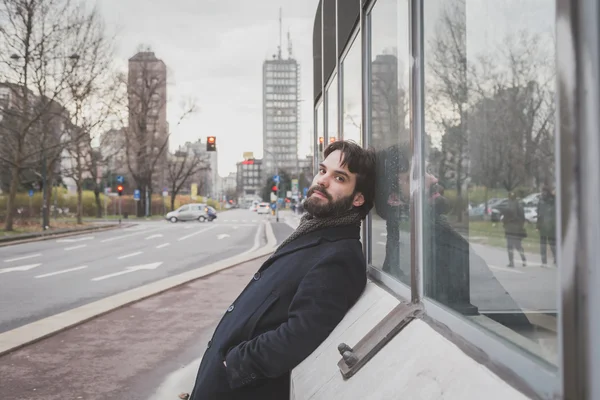 Jovem bonito barbudo homem posando nas ruas da cidade — Fotografia de Stock