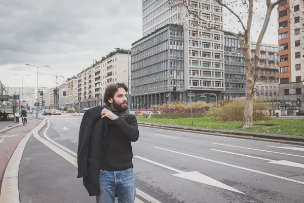 Genç yakışıklı sakallı adam şehir sokaklarını poz — Stok fotoğraf