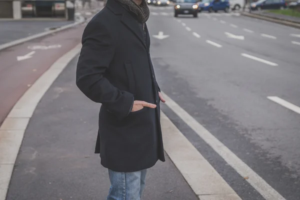 Detail of a young man posing in the city streets — Stock Photo, Image