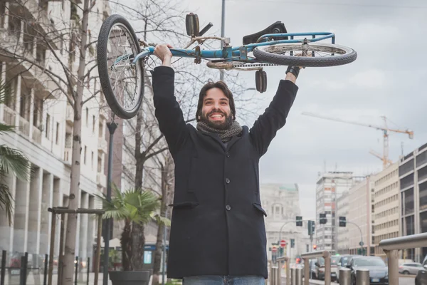 Joven hombre barbudo guapo posando con su bicicleta —  Fotos de Stock